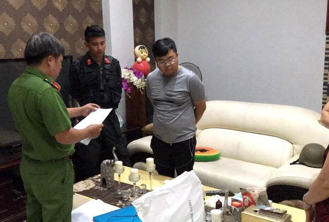 Công an đọc lệnh bắt một đối tượng trong nhóm của Bình.