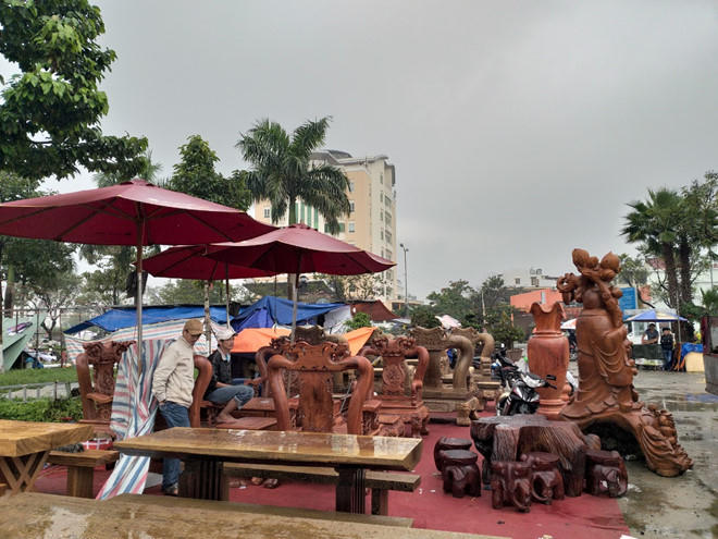 30 doanh nghiệp thuê gian hàng thiếu pháp lý bị thiệt hại tiền tỉ. ẢNH: NGUYỄN TÚ.