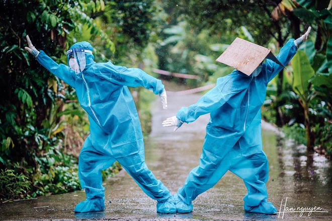 Đều là những bạn trẻ 9x vui tính, hài hước, lại đồng hành cùng nhau từ những ngày đầu tình nguyện, Trinh và Đại thường xuyên đùa nghịch, bày trò vui vẻ để giúp mọi người xua tan mệt mỏi, lo lắng.