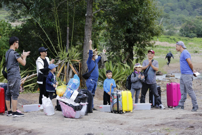 Bác Leng Keng giới thiệu điểm đến và phân nhà cho các cặp bố con.