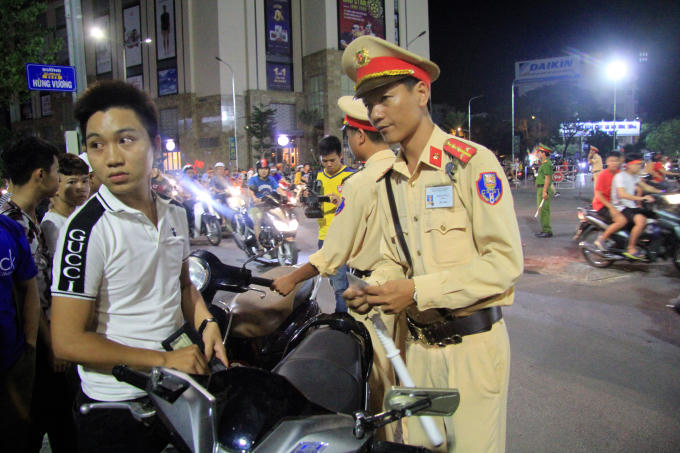 Xử lý một số trường hợp vi phạm an toàn giao thông.