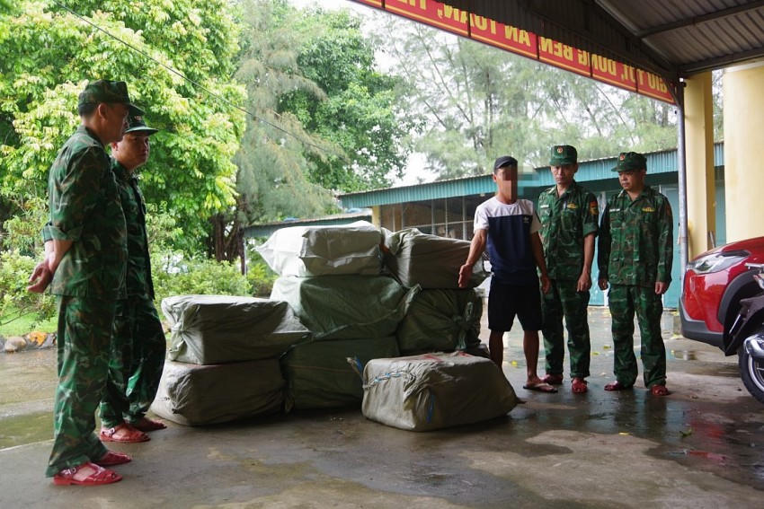 Đối tượng Chung cùng hơn 500 kg nầm lợn tại Đồn Biên phòng Trà Cổ.