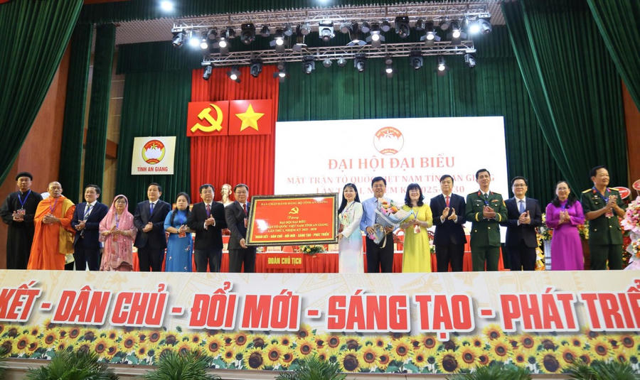 Bí thư Tỉnh ủy An Giang Nguyễn Tiến Hải tặng bức trướng của Ban Chấp hành Đảng bộ tỉnh An Giang chúc mừng đại hội.