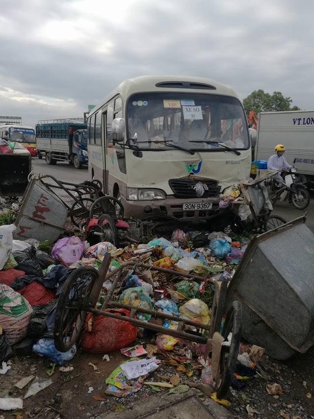 Chiếc xe khách bất ngờ đâm vào xe máy, xe dọn rác khiến nhiều người bị thương (Ảnh: Otofun)