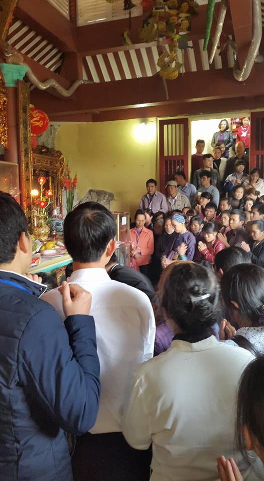 Du khách đứng chật cứng cầu khấn tại chùa Bụt Bay. (ảnh: Minh Long).