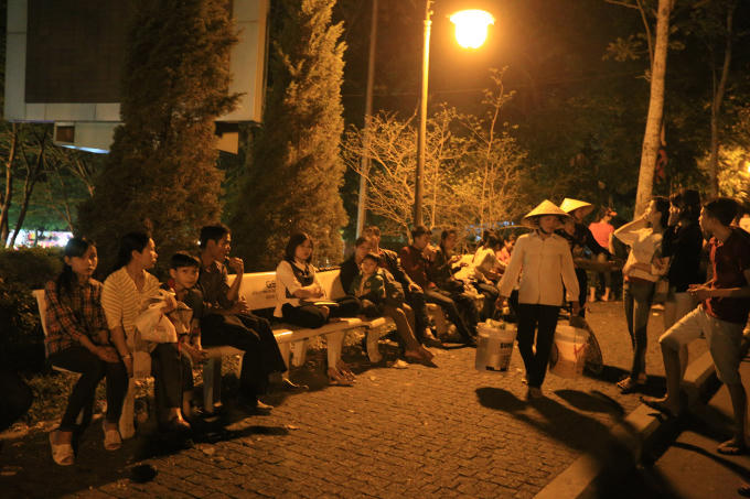 Hay chọn những chiếc ghế đá bên đường dẫn lên núi Nghĩa Lĩnh làm nơi ngả lưng qua đêm. Sau một này đi lễ hội thì "thèm" ngủ nhất chắc hẳn là những em nhỏ, ngủ ngon dưới khung cảnh "màn trời chiếu đất". Không phải em nhỏ ngủ trong chiếc màn để tránh muỗi mà em nhỏ này đang ngủ ngay gần một tấm lưới bao gốc cây.