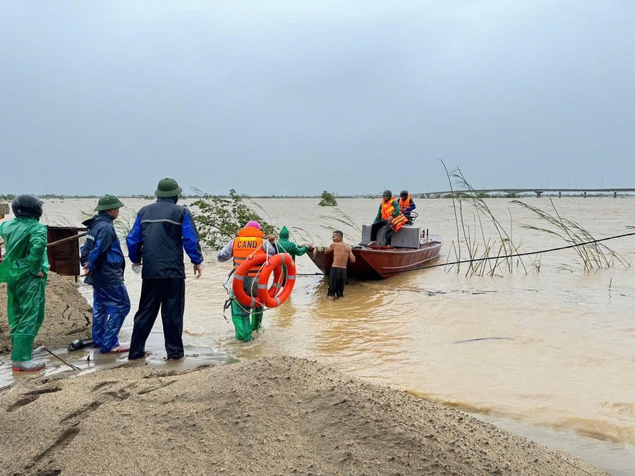 Công an xã Thiên Nhẫn giải cứu người dân bị lật thuyền.