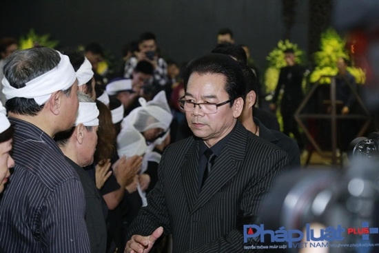 Nghệ sĩ Trần Nhượng đến chia buồn cùng gia đình. 