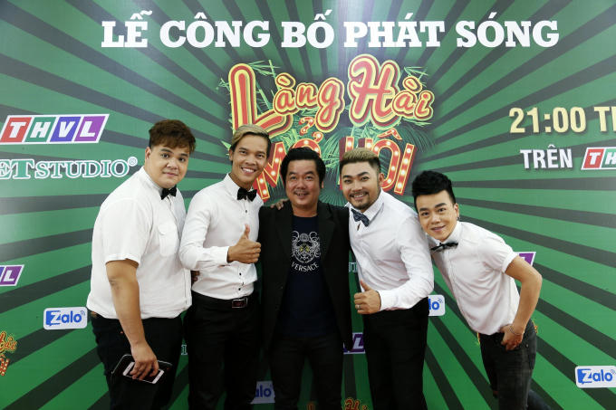 Làng Hài Mở Hội mùa 2 có tất cả 6 đội thi, có đội quen thuộc như Chuồn Chuồn Giấy và các đội rất mới như Son, Tươi, Mộc, Ngẫu Hứng, Chuẩn Đam Mê.
