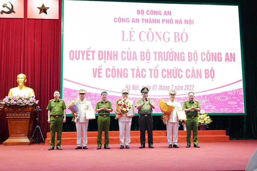 Đảng uỷ BGĐ Công an thành phố Hà Nội tặng hoa chúc mừng 03 tân Phó Giám đốc