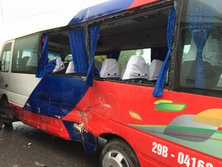 Chiếc xe du lịch 24 chỗ biển số 29B-04162 bị đâm quay ngang ra đường. Rất may hành khách chỉ bị thương nhẹ. Ảnh P.Thọ