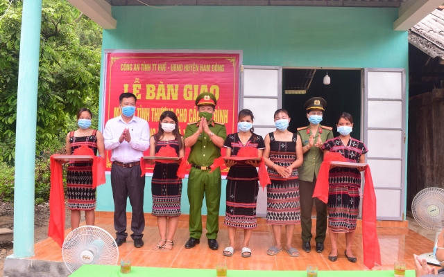 Bàn giao mái ấm tình thương cho các hộ nghèo huyện Nam Đông