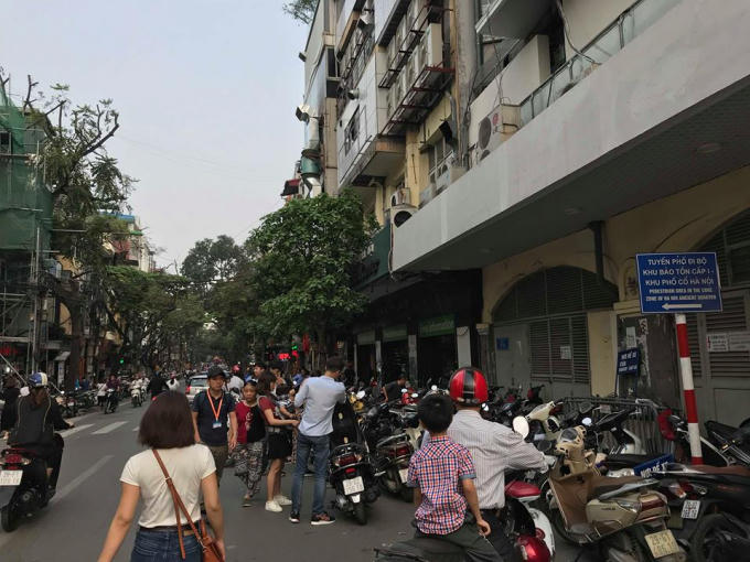 Bãi xe không phép tự phát phố Cầu Gỗ.