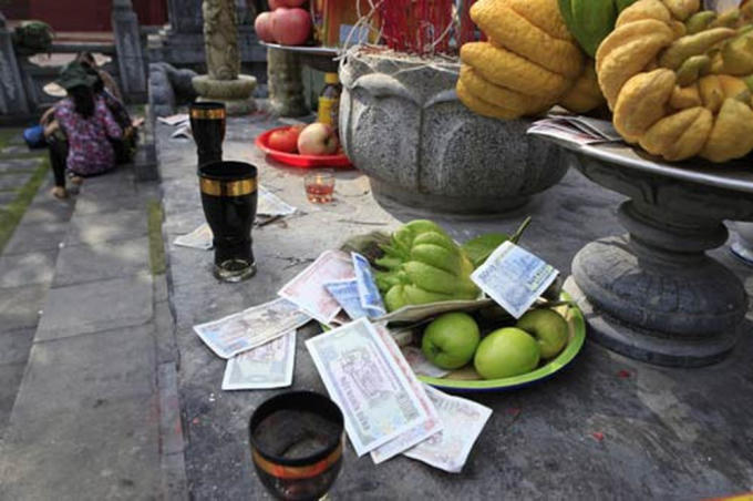 Hình ảnh quen thuộc trên ban thờ các đền, chùa.