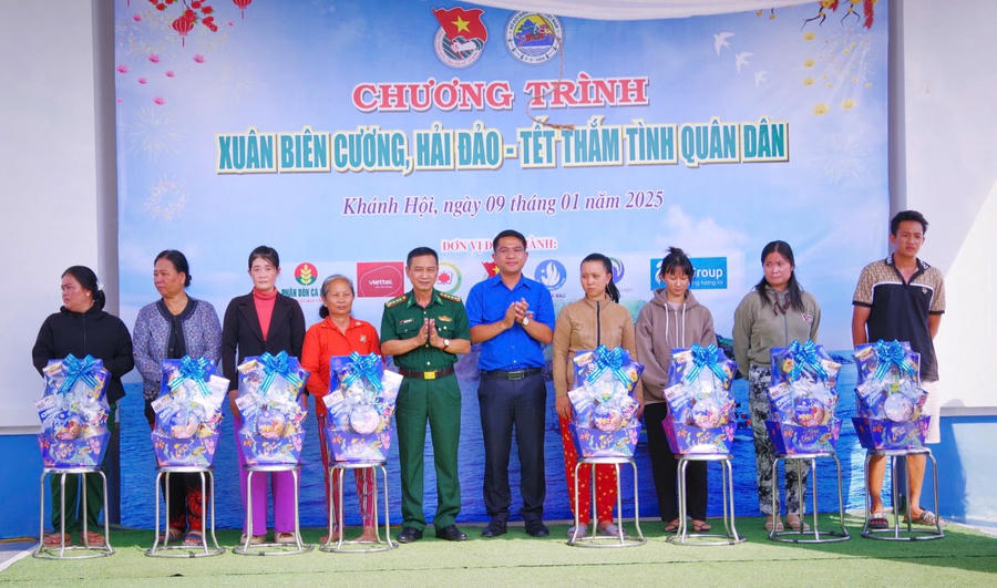 Đại tá Nguyễn Quang Hà - Phó Chính ủy BĐBP tỉnh Cà Mau và lãnh đạo Tỉnh đoàn Cà Mau tặng quà cho người nghèo, hộ gia đình có hoàn cảnh khó khăn.