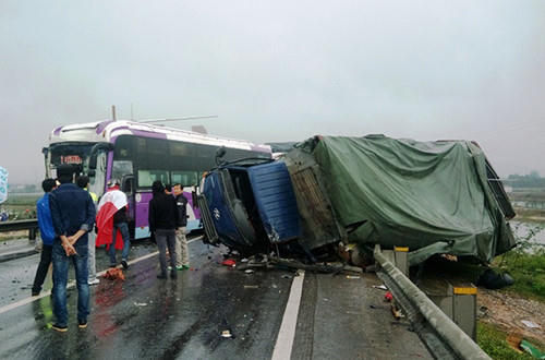 Hiện trường vụ tai nạn liên hoàn ( Ảnh: Báo giao thông).