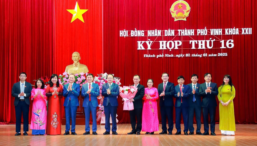 Lãnh đạo HĐND tỉnh Nghệ An tặng hoa, chúc mừng các chức vụ Chủ tịch, Phó Chủ tịch và Trưởng, Phó các ban HĐND thành phố Vinh (mới).