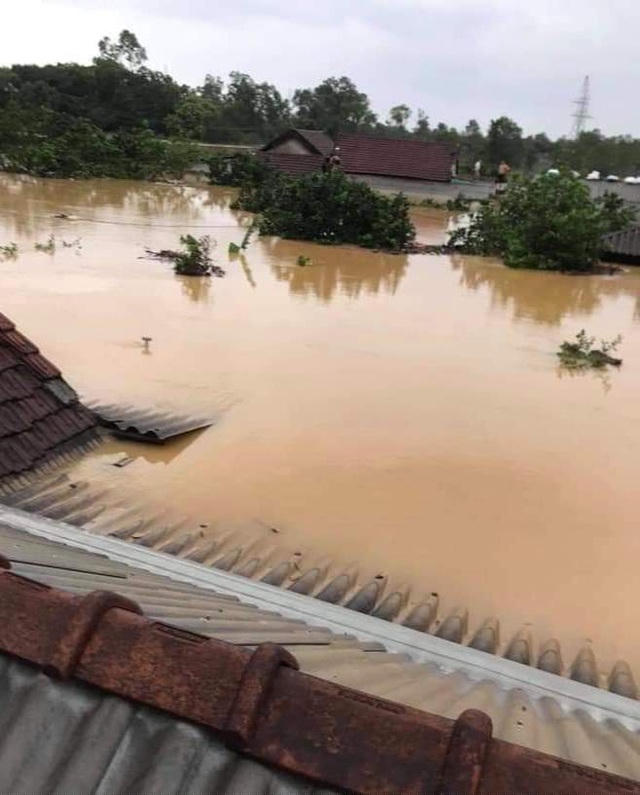 Nước lên gần nóc nhà tại huyện Phong Điền