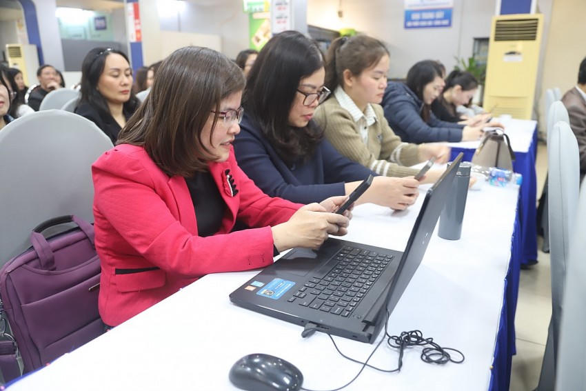 Các cán bộ tham gia tập huấn được thực hành trực tiếp, làm quen và ứng dụng ngay tại chỗ các tính năng mới mẻ của công nghệ AI.