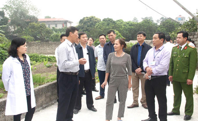 Bí thư Tỉnh ủy Bùi Văn Hải (thứ 2 từ trái sang) chỉ đạo công tác kiểm soát dịch bệnh tại xã Lương Phong. Ảnh: Phương Nhung
