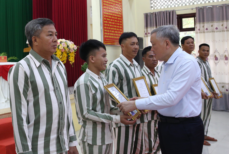 Phó Thủ tướng trao giấy chứng nhận đặc xá cho các phạm nhận được đặc xá (Ảnh: VGP).