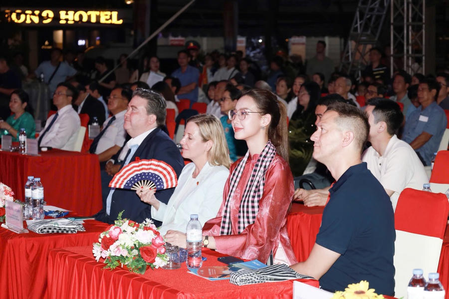 Hoa hậu Lê Nguyễn Bảo Ngọc đại diện cho thế hệ trẻ Việt Nam tham gia ngày hội Giao lưu Hữu nghị Hoa Kỳ - Việt Nam.