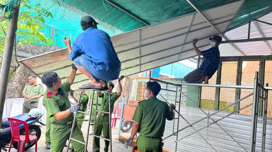 Tổ Thanh niên tình nguyện hỗ trợ tháo dỡ nhà cho Hội viên Hội Cựu CAND tại phường An Xuyên.