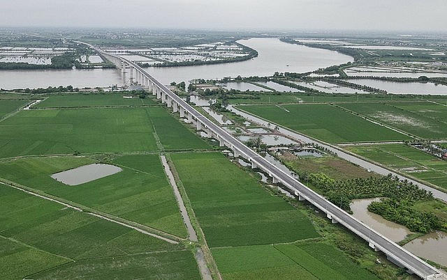 Cầu Văn Úc trên tuyến đường bộ ven biển Hải Phòng - Thái Bình đã được hoàn thành nhưng chưa đưa vào sử dụng do toàn tuyến chưa thông.