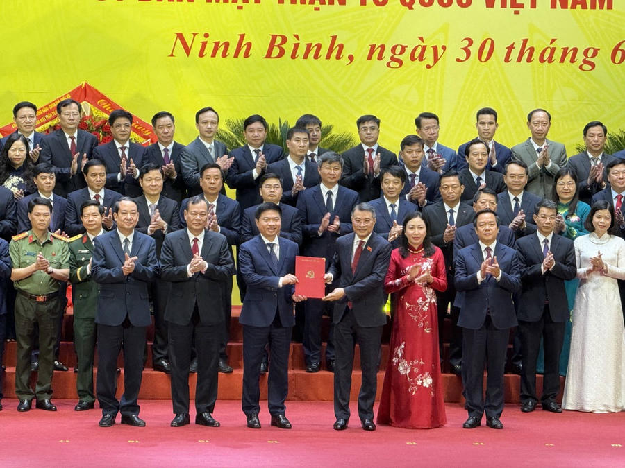 Trao Quyết định cho đồng chí Trương Quốc Huy, Bí thư Tỉnh ủy, Trưởng Đoàn ĐBQH tỉnh Ninh Bình. (Ảnh: Cổng TTĐT tỉnh Ninh Bình)