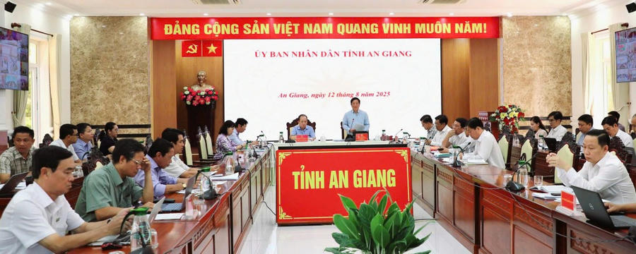Ông Hồ Văn Mừng - Ủy viên dự khuyết Ban Chấp hành Trung ương Đảng, Phó Bí thư Tỉnh ủy, Chủ tịch UBND tỉnh An Giang - chủ trì hội nghị