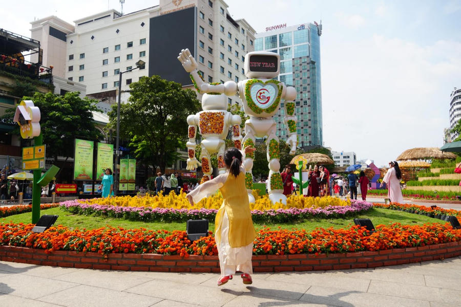 “Robot bông” đặc biệt thu hút các em nhỏ.