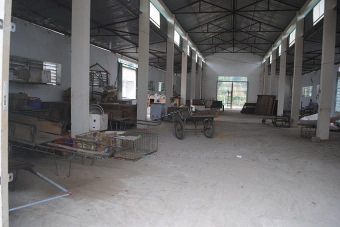 Toàn bộ đình chợ Tiền Phong nhiều năm nay chỉ dùng để làm kho chứa hàng (ảnh Duy Ngợi)
