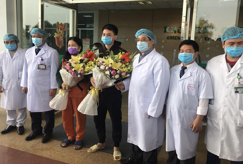Ông Lương Ngọc Khuê, Cục trưởng Cục Quản lý Khám chữa bệnh, Bộ Y tế tặng hoa chúc mừng 2 bệnh nhân ra viện.