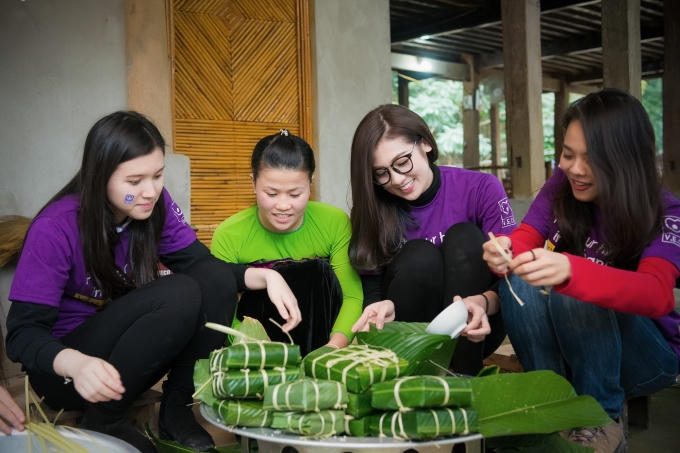 Tú Anh tự tay gói bánh chưng để mang