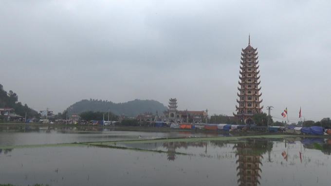D&ograve;ng người tấp nập đổ về chợ &ldquo;mua may, b&aacute;n rủi&rdquo;