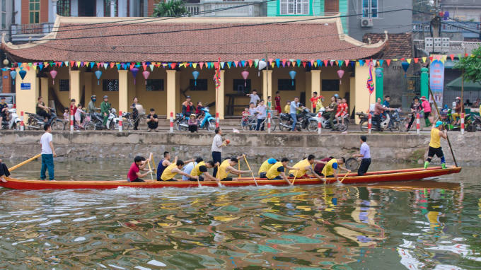 Trai bơi căng mình luyện tập trước ngày diễn ra lễ hội.