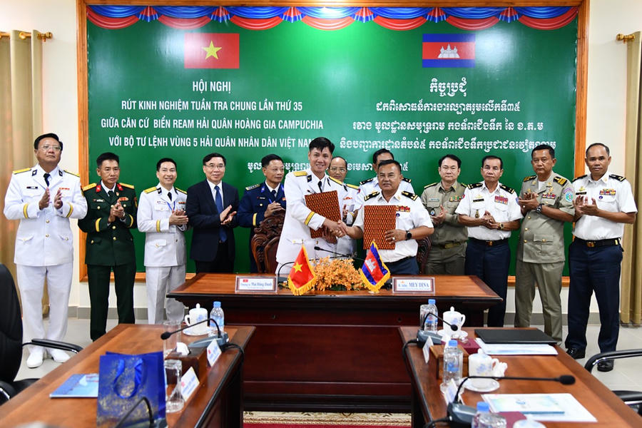 Thượng tá Mai Đăng Danh và Phó Đô đốc May Dina trao biên bản ghi nhớ công tác phối hợp trong thời gian tới