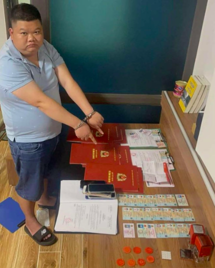 Một trong các đối tượng trong đường dây làm giả thẻ ngành Công an, quận đội cùng tang vật thu giữ.