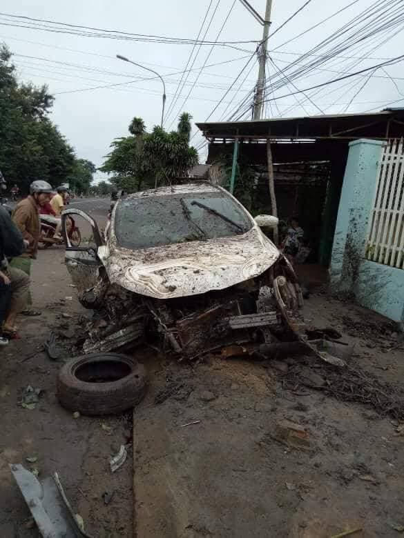 Xe ô tô bị hư hỏng nặng sau khi tông sập cổng nhà dân.