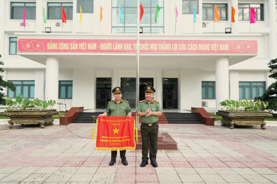 Đại tá Lê Quang Nhân – Giám đốc Công an tỉnh Bình Thuận trao cờ cho tập thể Phòng Tham mưu.