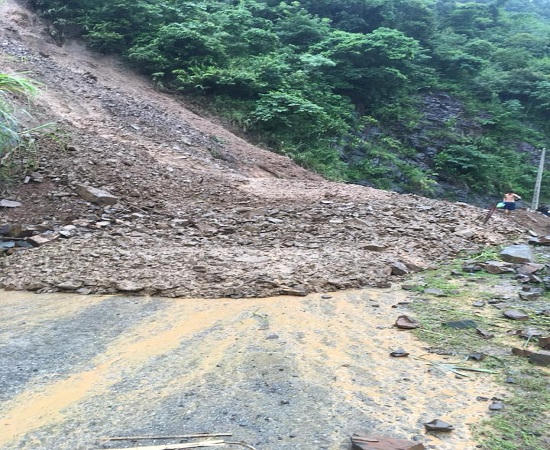 Mưa lũ gây sạt lở đất, đá ở nhiều điểm trên tuyến đường tỉnh lộ 110 nối huyện Mai Sơn với xã Tà Hộc.