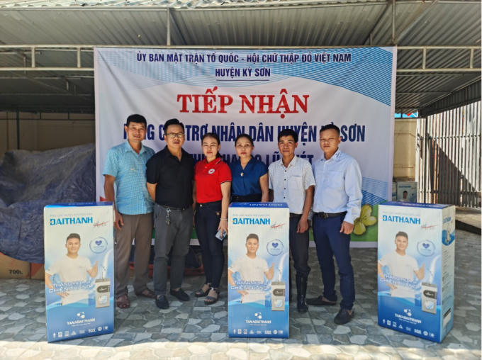 Bồn nước, máy lọc nước đã được đại diện Tập đoàn Tân Á Đại Thành, đại diện Báo Dân trí gửi tới Ủy ban Mặt trận Tổ quốc, Hội Chữ thập đỏ huyện Kỳ Sơn, tỉnh Nghệ An (Ảnh: TAĐT).