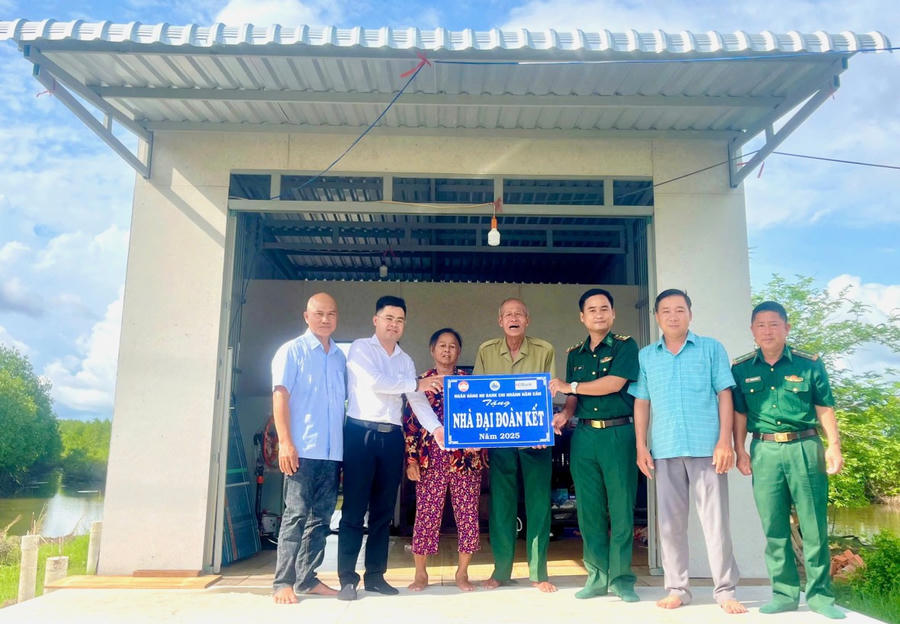 Đại diện Đồn Biên phòng Cửa khẩu cảng Năm Căn và Ngân hàng HD Bank - Chi nhánh Năm Căn bàn giao “Nhà Đại Đoàn kết” cho hộ ông Lê Minh Hùng.