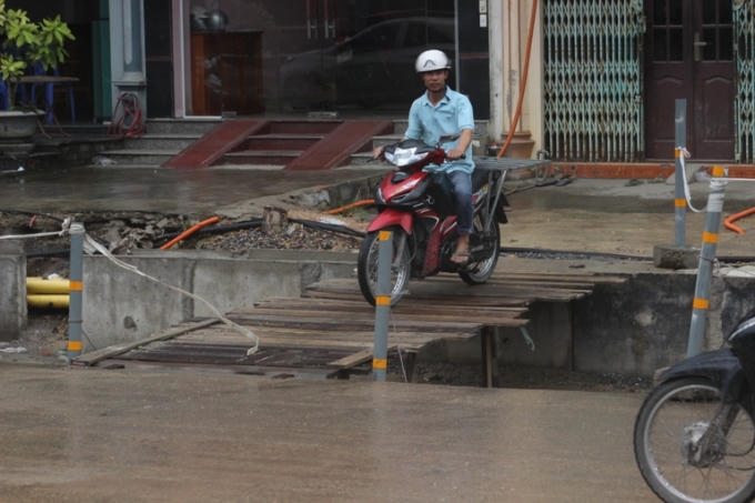 Những "cây cầu" thô sơ được người dân tự chế.