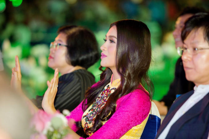 &Aacute; hậu Lệ Hằng g&acirc;y thương nhớ với &aacute;o d&agrave;i truyền thống