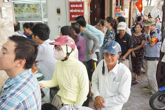 Hàng dài người xếp hàng để chờ mua bánh.