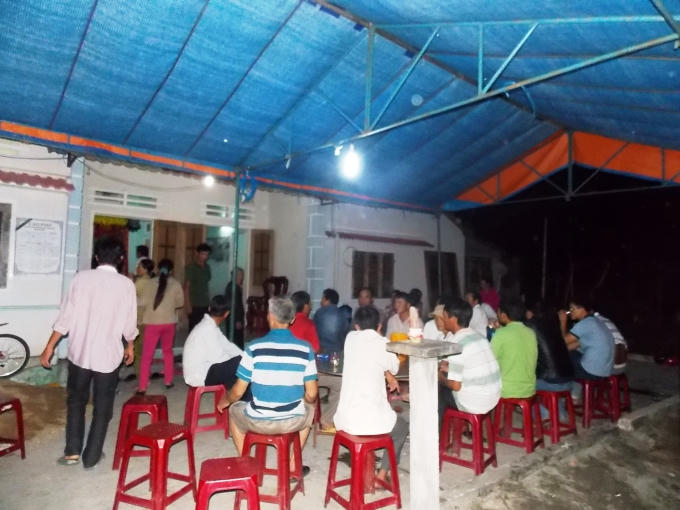Mọi người đến chia buồn cùng với gia đình em Kha