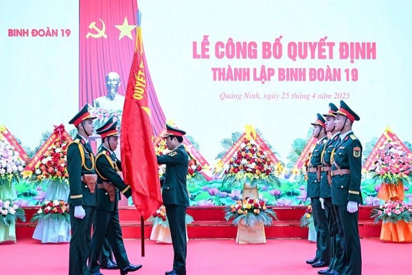 Đại tướng Nguyễn Tân Cương trao Quân kỳ Quyết thắng cho Binh đoàn 19.
