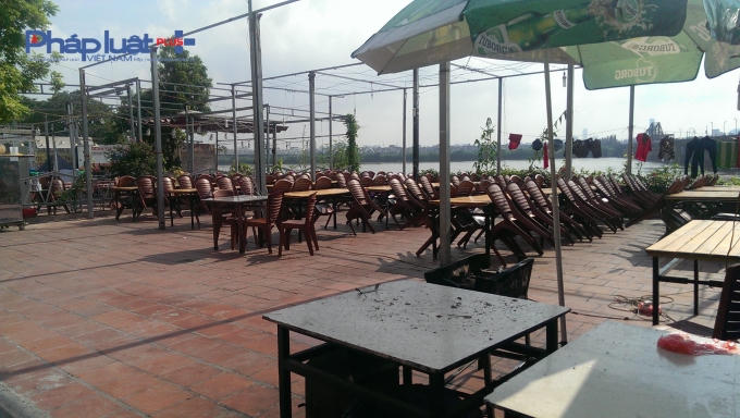 Các quán đều chiếm diện tích rất lớn trên hành lang đê.