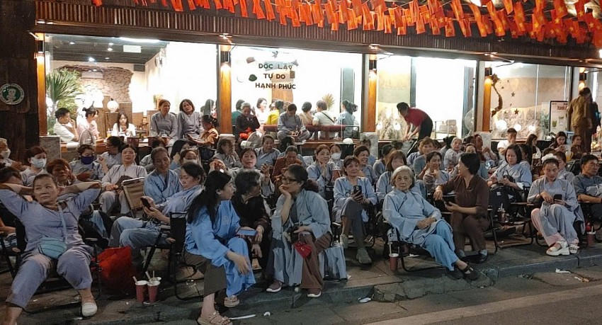 Đông đảo phật tử kiên nhẫn chờ đợi!